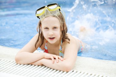 Yüzme Havuzu go giyen üzerinde rahatlatıcı mutlu sevimli genç kız çocuk