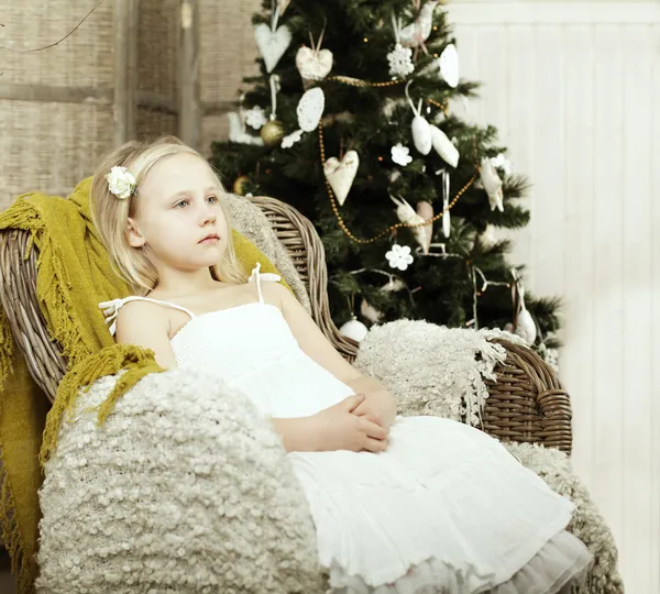 Niño cansado, vacaciones de Navidad — Foto de Stock