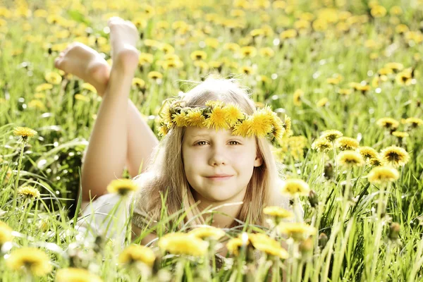 Söt liten flicka på soliga belysning bakgrund av grönt gräs och — Stockfoto