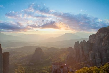 Meteora manastırı, günbatımı gökyüzü bulutları ve dağ Meteora, Kalabaka, Yunanistan