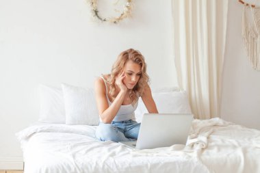 sarışın kadın dizüstü evde kullanma