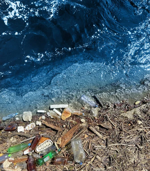 Derramou Lixo Praia Cidade Grande Vazio Usado Garrafas Plástico Sujo — Fotografia de Stock