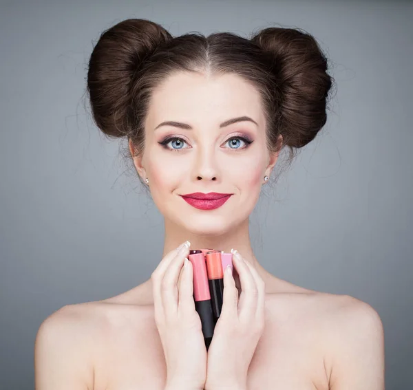Jolie Jeune Femme Tenant Rouge Lèvres Gloss Cosmétique Modèle Féminin — Photo