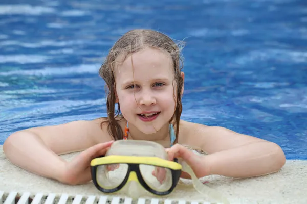 Çocuk Bilardoda Oynuyor Küçük Kız Havuzda Eğleniyor Yaz Tatili Tatil — Stok fotoğraf
