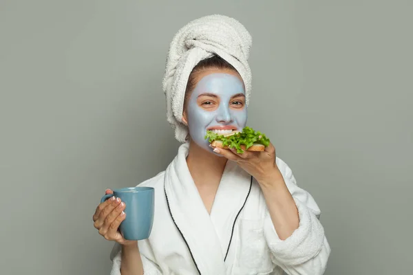 Mujer Bonita Mascarilla Cosmética Desayunando Tomando Café Rutina Femenina —  Fotos de Stock