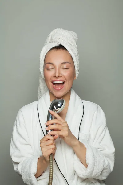 Schattige Spa Vrouw Zingen Het Nemen Van Een Douche Witte — Stockfoto