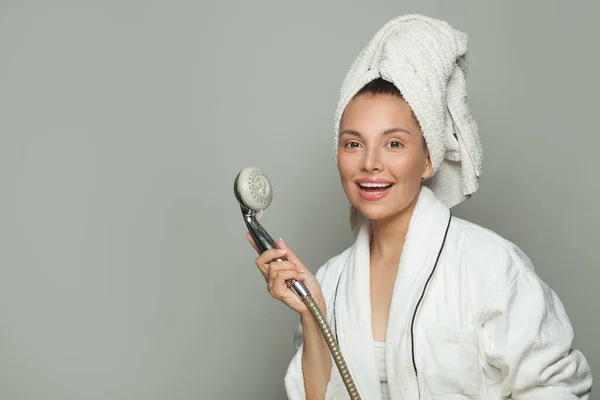 Spa Vrouw Met Douche Witte Achtergrond — Stockfoto