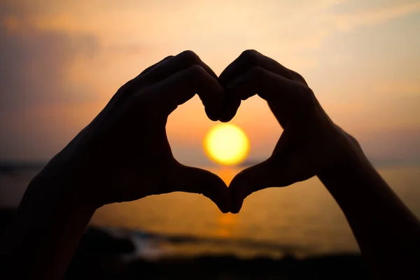 Закат Сердца Силуэт Форме Рамы Руки Сделанный Фоне Солнца Неба — стоковое фото