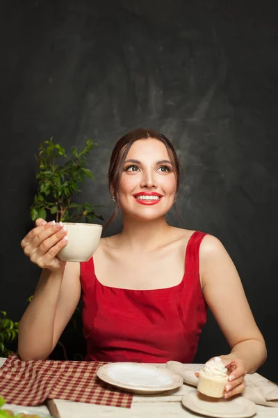 魅力的なブルネットの女性はコーヒーを飲み レストランでカップケーキを食べる — ストック写真