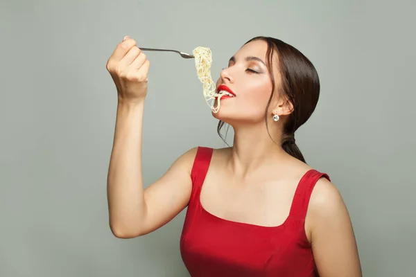 Femme Heureuse Mangeant Des Pâtes Italiennes Sur Fond Blanc — Photo