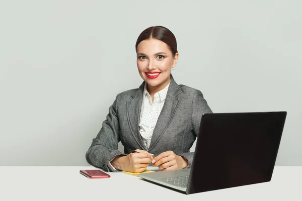 Ofiste Dizüstü Bilgisayar Kullanan Bir Kadını — Stok fotoğraf