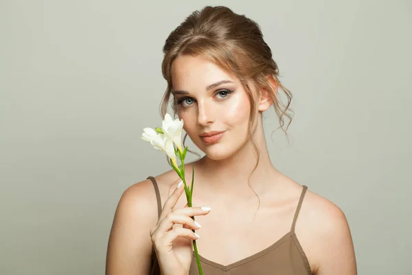 Mujer Bonita Con Piel Sana Clara Sosteniendo Flores Blancas Cuidado — Foto de Stock