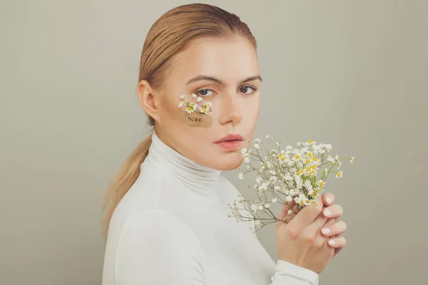 Hoop Mooie Vrouw Met Bloemen Madeliefje Witte Achtergrond Portret — Stockfoto