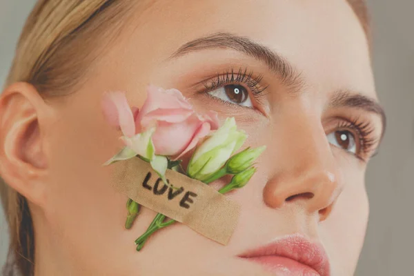 Concept Amour Gros Plan Visage Femme Avec Des Fleurs Roses — Photo