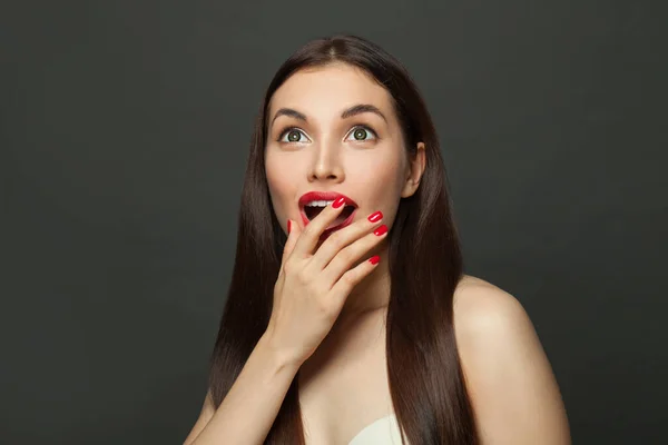 Mujer Feliz Sorprendida Sobre Fondo Negro Bandera —  Fotos de Stock