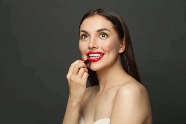Bonita Mujer Que Aplica Maquillaje Lápiz Labial Los Labios Sobre —  Fotos de Stock