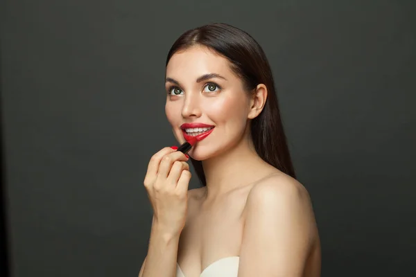 Attrayant Jeune Femme Appliquant Maquillage Rouge Lèvres Sur Les Lèvres — Photo