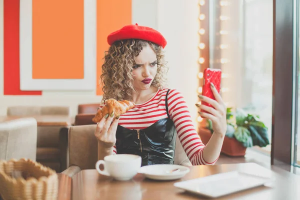 Unzufriedene Junge Frau Mit Smartphone Café Gescheitertes Datum — Stockfoto