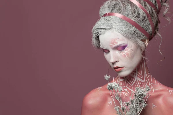 Mooie Winter Vrouw Mode Model Met Creatuve Make Roze Achtergrond — Stockfoto