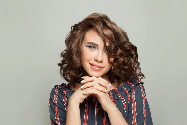 Femme Souriante Avec Coiffure Bouclée Brune Sur Fond Blanc — Photo