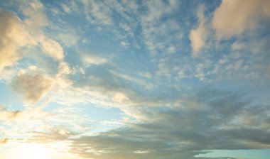 Mavi gökyüzünde beyaz kabarık bulutlar, rüzgarlı hava sezonu arka planı