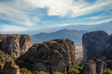 Meteora, Kalabaka, Yunanistan ve Rousanou Manastırı 'nın doğal kaya oluşumlarına ilişkin manzara
