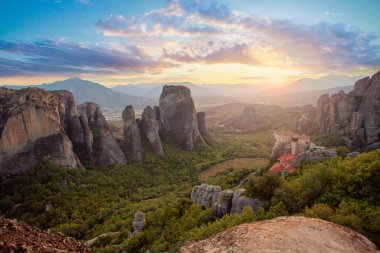 Yunanistan 'da ünlü yerler Meteora. Güzel gökyüzü bulutları, kayalar ve manastır