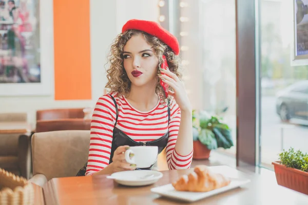 Mujer Atractiva Sosteniendo Teléfono Inteligente Beber Café Interiores — Foto de Stock