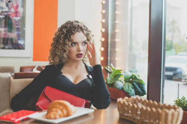 Mujer Linda Con Maquillaje Pelo Castaño Rizado Sentado Cafetería Mirando — Foto de Stock