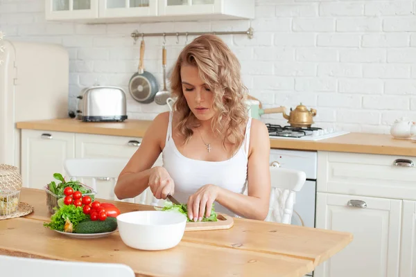 Attraktiv Kvinna Med Grönsaker Köket Hälsosam Kost — Stockfoto