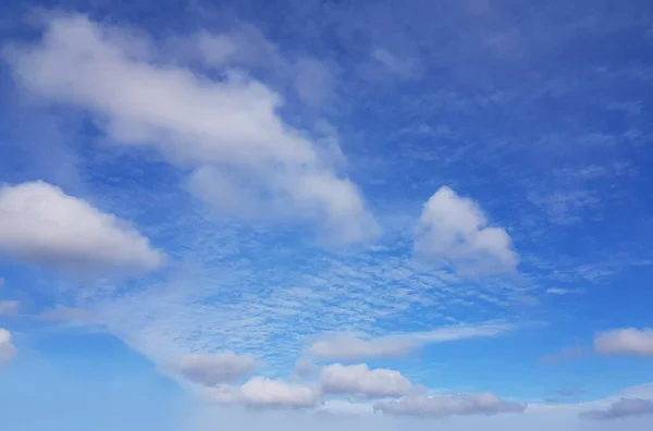 Nuvens Brancas Flutuando Céu Azul Horizonte Fundo — Fotografia de Stock