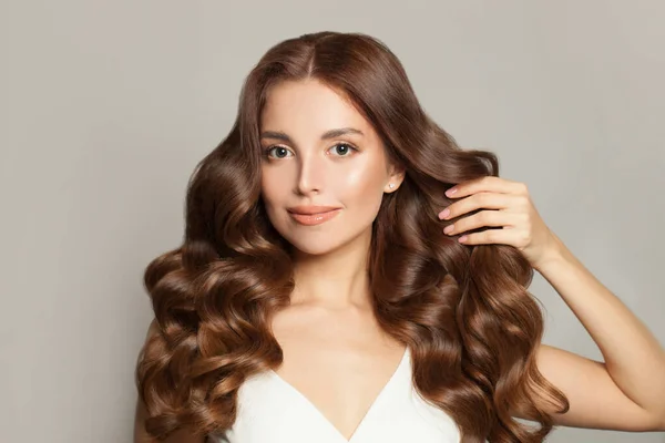 Uzun Dalgalı Saçlı Güzel Bir Kadın Kahverengi Saçlı Kıvırcık Saçlı — Stok fotoğraf