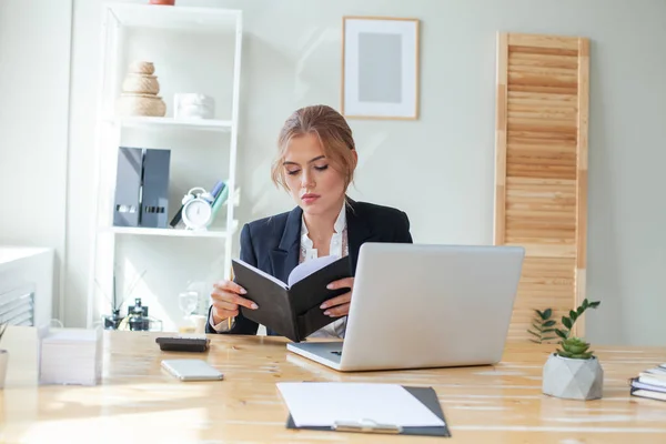 Mujer Negocios Seria Mirando Cuaderno Oficina — Foto de Stock