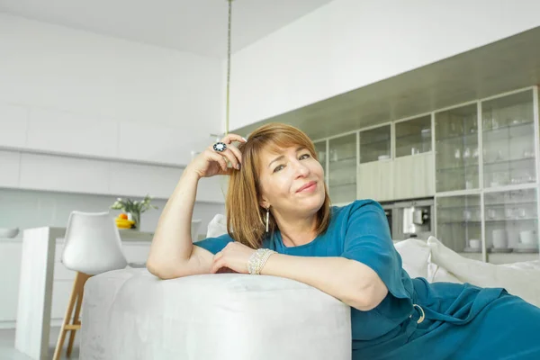 Happy Mature Woman Sitting Sofa Smiling — Stock Photo, Image