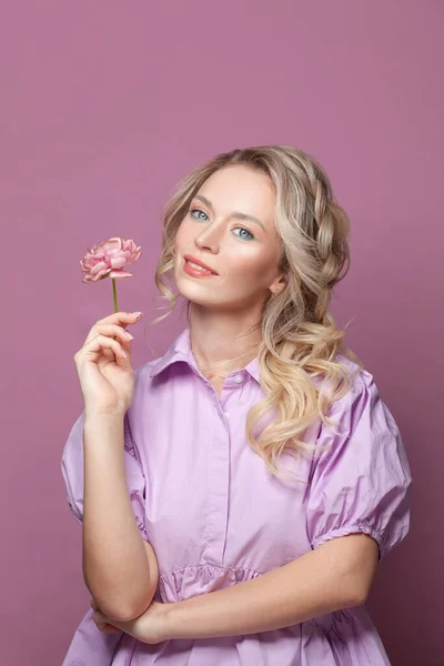 Glückliche Frau Mit Rosa Blume Auf Rosa Hintergrund — Stockfoto