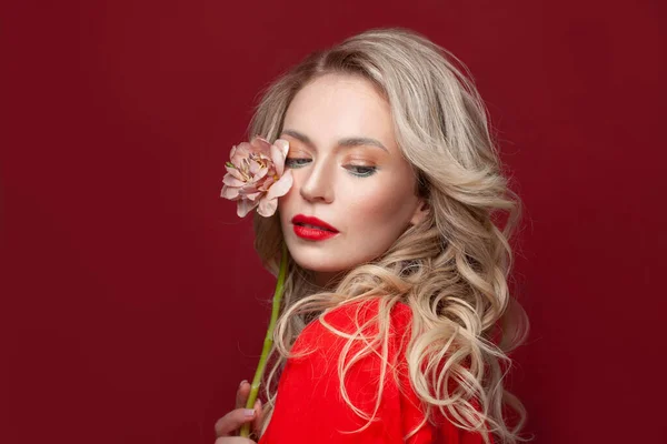 Mulher Agradável Com Cabelo Loiro Maquiagem Lábios Vermelhos Fundo Vermelho — Fotografia de Stock