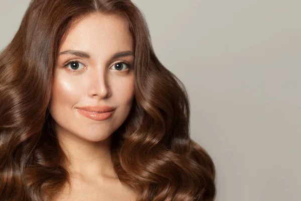 Cara Mujer Perfecta Modelo Femenino Con Pelo Rizado Largo Brillante — Foto de Stock