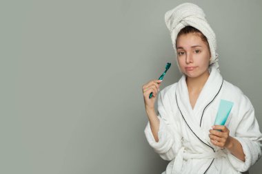 Sabah erkenden. Uykulu kadın dişlerini fırçalıyor. Sabah rutini 