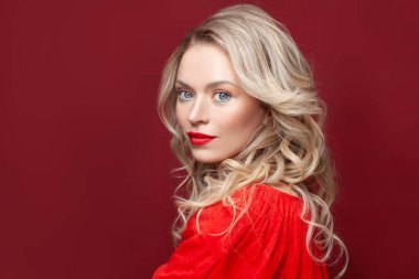 Sarı kıvırcık saçlı ve kırmızı dudaklı zarif sarışın bayan.