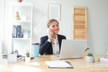 Masada oturan ve laptop yaparken çalışma executive mali kadın portresi çağrı