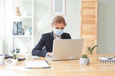 Coronavirus 'a karşı koruma maskesi takan iş kadını.