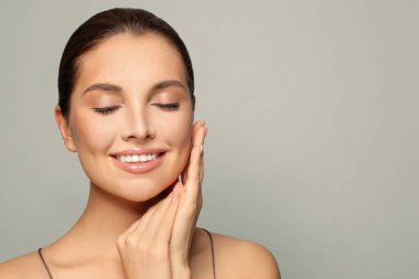 Taze kadın yüzü, temiz cilt, cilt konsepti.