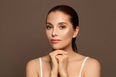 Sağlıklı, berrak ciltli ve sakin görünümlü sevimli bir spa mankeni. Yüz bakımı, cilt bakımı, kozmetoloji, güzellik ve kaplıca konsepti.