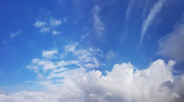 Paisaje Nublado Sobre Fondo Azul Del Cielo —  Fotos de Stock