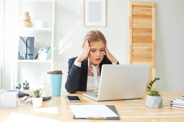 Femme Affaires Ayant Mal Tête Bureau — Photo