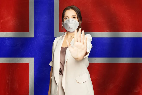 Allvarlig Kvinna Skyddande Ansiktsmask Visar Stopp Gest Norges Flagga — Stockfoto