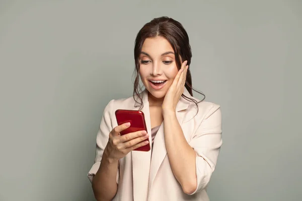 Egy Fiatal Gyönyörű Boldog Izgatott Portréja Telefonnal Meglepett Női Modell — Stock Fotó