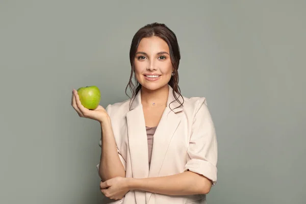 Όμορφη Γυναίκα Υγιή Δόντια Κρατώντας Πράσινο Μήλο — Φωτογραφία Αρχείου