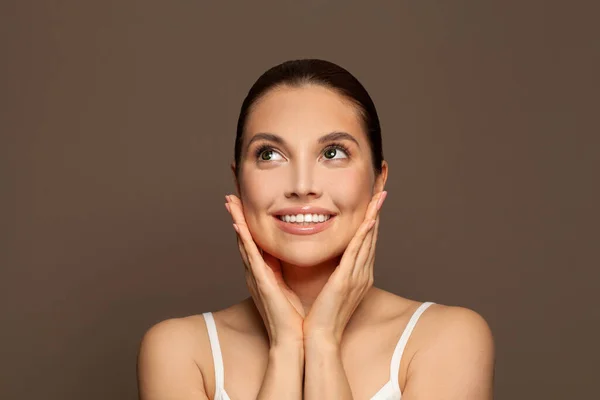 Mujer Modelo Spa Feliz Mirando Hacia Otro Lado Retrato — Foto de Stock