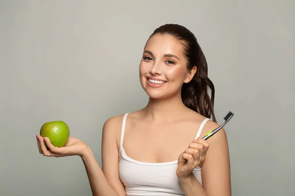 Mujer Feliz Con Cepillo Dientes Manzana Verde Sonriendo Sobre Fondo — Foto de Stock